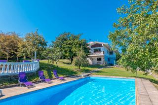 Casa  Ander deuna auzoa. Chalet con piscina en bermeo