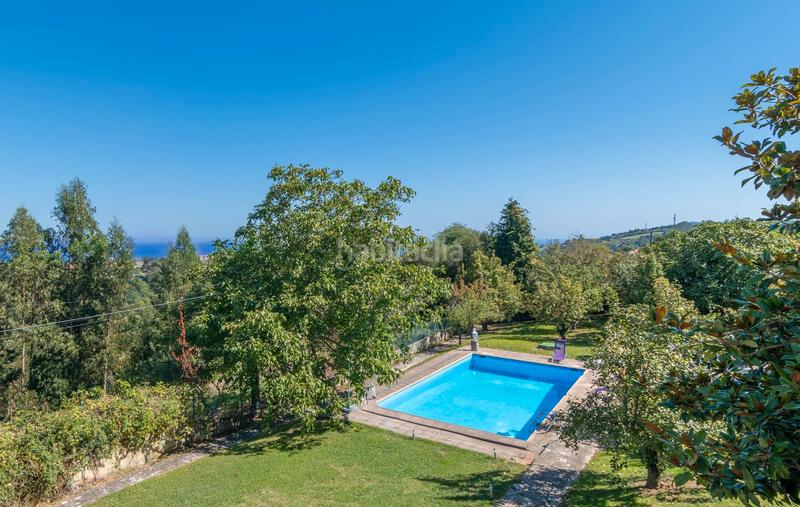 Foto b9707a4e-afb4-402c-a187-8f62123d4b9c. Casa chalet con piscina en Bermeo