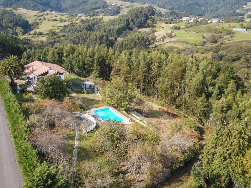 Foto d6c351d8-6e5d-4b43-bc06-9bb229aaae8d. Casa chalet con piscina en Bermeo