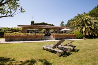 Casa  Mendieta auzoa. Chalet independiente con magnífico jardín en sopelana