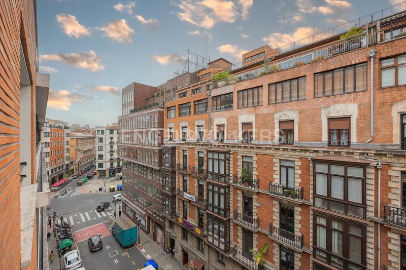 Foto 3ef8f5fa-1ff5-49e4-b8df-9fa5d6660759. Miete appartement mit heizung parking in Ensanche - Moyua - Diputación Bilbao