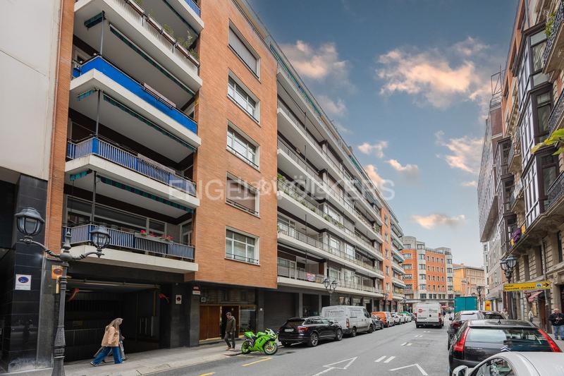 Foto b381154c-544d-4db0-9f72-6eaf6672da5e. Miete appartement mit heizung parking in Ensanche - Moyua - Diputación Bilbao