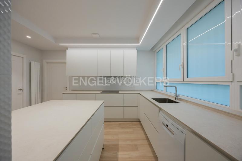 Foto db78f5ee-5798-479b-8a36-bd22de245c2c. Miete appartement mit heizung parking in Ensanche - Moyua - Diputación Bilbao