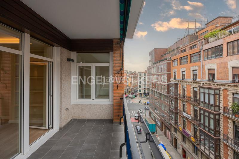 Foto e71e551b-1bd2-41f6-81e0-e34a556efb14. Miete appartement mit heizung parking in Ensanche - Moyua - Diputación Bilbao