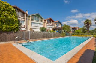 Maison à Loiu. Vivienda con piscina comunitaria en  loiu