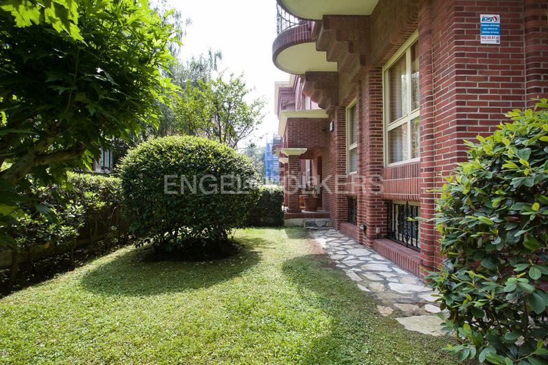 Foto acd9f8f3-25b1-4927-b027-89403d9d54f5. Casa adosado con jardín en zugazarte en Las Arenas Getxo