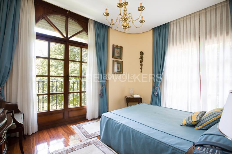 Foto c3588ea8-2982-4f46-b763-c44ea3cc1587. Casa adosado con jardín en zugazarte en Las Arenas Getxo