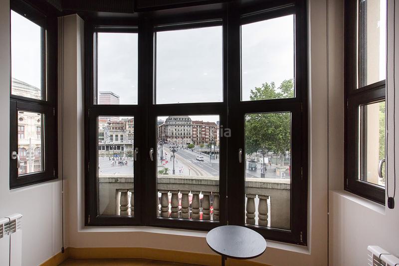Foto 4d57e2d1-8f20-443f-9b1c-163fd5fb2df1. Alquiler apartamento vivienda reformada en edificio emblemático en Bilbao