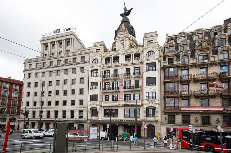 Foto 86bf8066-6c7e-4937-bc2f-5588edcff0d3. Alquiler apartamento vivienda reformada en edificio emblemático en Bilbao