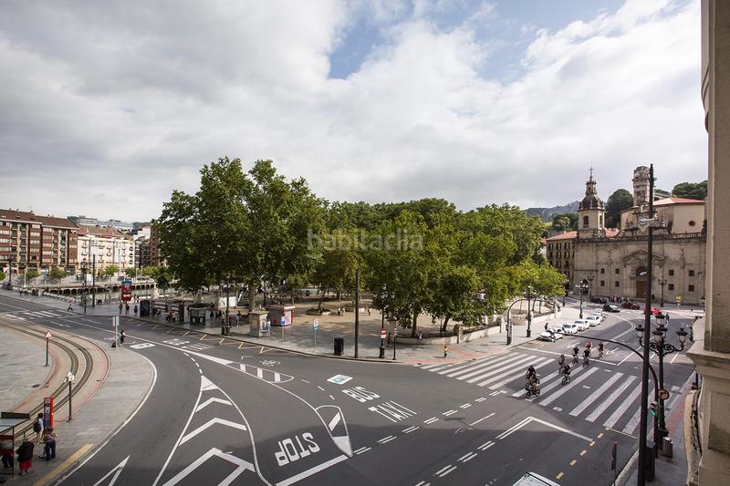 Foto d14c4fc1-daf7-4132-b879-70f2f98bf04b. Alquiler apartamento vivienda reformada en edificio emblemático en Bilbao