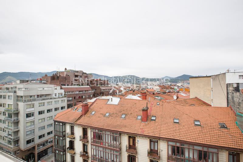 Foto 1565dca4-78a5-43b7-bfa0-71198f60f62f. Ático  en abando con terraza privada y garaje en Bilbao