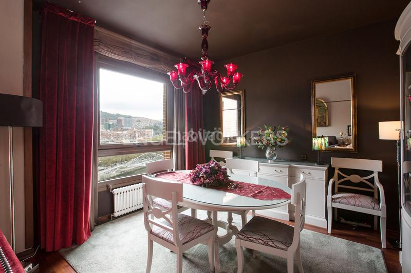 Foto efd6e4ed-2b85-4b65-9bcb-336b145dde19. Ático  en abando con terraza privada y garaje en Bilbao