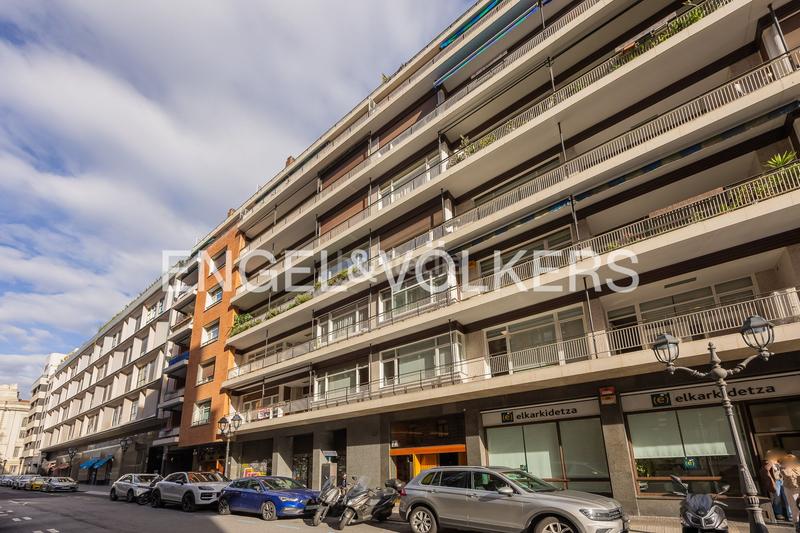 Foto 1e33b7f5-532b-43e6-a74a-c041892b1a79. Apartament amb calefacció aparcament a Ensanche - Moyua - Diputación Bilbao