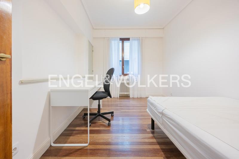 Foto 28f33faf-d2eb-4b47-8bf1-45d70d13eabd. Apartament amb calefacció aparcament a Ensanche - Moyua - Diputación Bilbao