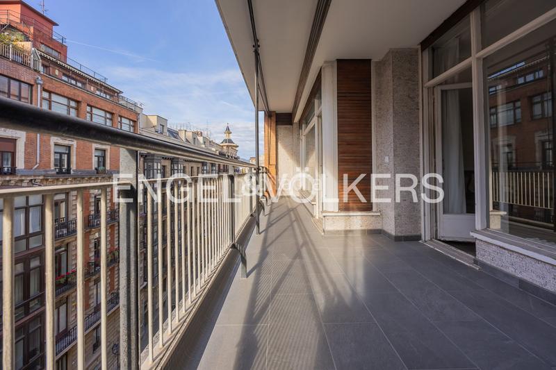 Foto 4c7485a0-284c-4138-96c6-296fe21f16e3. Apartament amb calefacció aparcament a Ensanche - Moyua - Diputación Bilbao