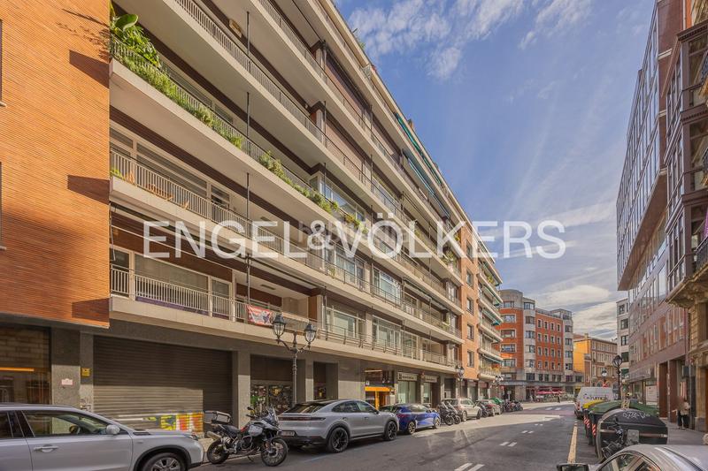 Foto 7dbeaf9b-bbb7-46f9-b575-800b2b54e099. Apartament amb calefacció aparcament a Ensanche - Moyua - Diputación Bilbao