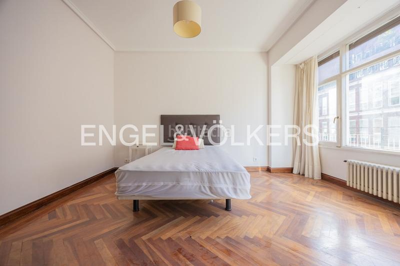 Foto f5ec07e5-4064-46cf-a945-e4e934f7d12a. Apartament amb calefacció aparcament a Ensanche - Moyua - Diputación Bilbao