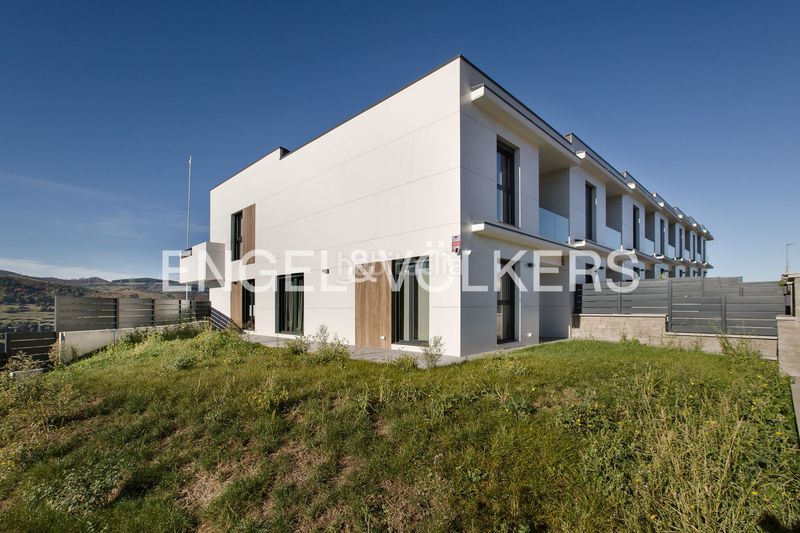 Foto 5968b78d-9ea7-40e3-ac30-24c3198e62a9. Casa adossada amb calefacció aparcament a Zierbena