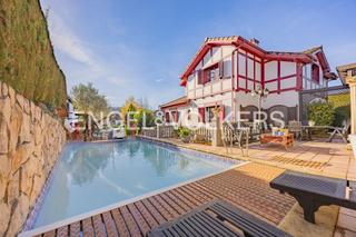 Masia en Galdakao. Exclusiva residencia de lujo con piscina privada y vistas a la m