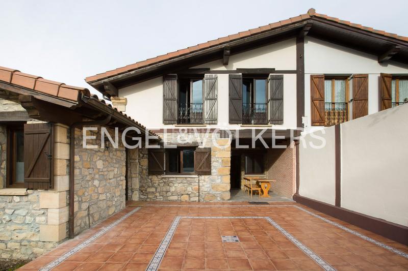 Foto 4c4b7ddf-c3be-4323-a5e8-e3f6aa79ab1a. Casa adosada impresionante caserío reformado en el centro en Berango