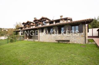 Casa adossada a Berango. Impresionante caserío reformado en el centro de berango