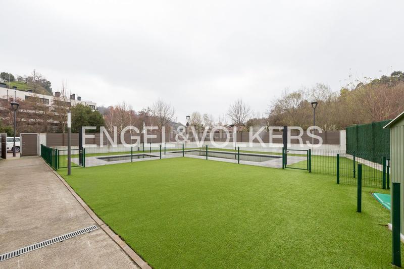 Foto 8bd12c8e-2b57-484f-8da6-d7cb15ef2308. Dúplex amb calefacció aparcament piscina a Cruces Barakaldo