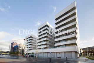 Lloguer Apartament a San Pedro de Deusto - La Ribera. Vivienda de reciente construcción con terraza y piscina en zorro