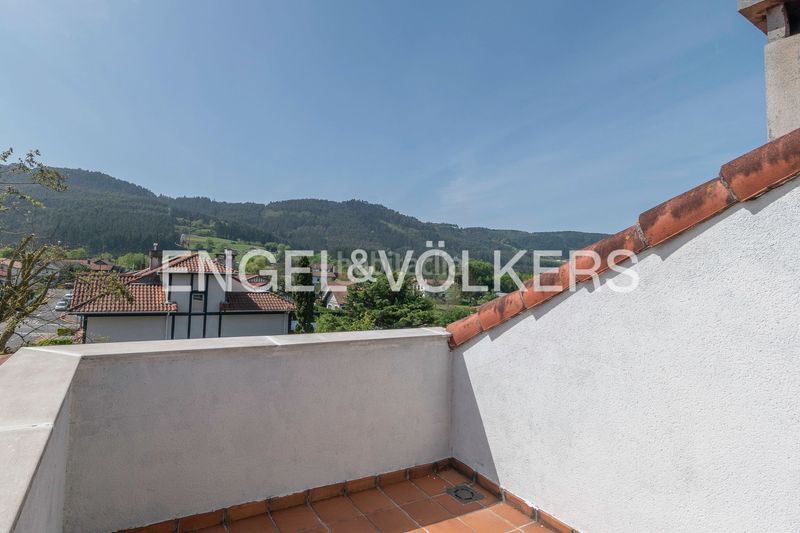 Foto ee0dbeb2-2c24-49cb-bed1-0123283a7e71. Casa adossada amb calefacció aparcament a Gamiz - Fika