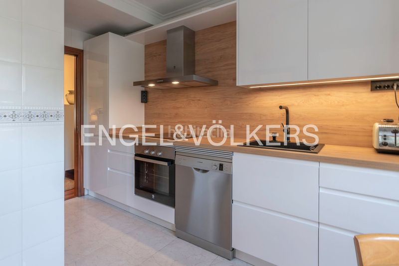 Foto f5df8cbf-9252-4656-a8f2-15404df9e6bb. Casa adossada amb calefacció aparcament a Gamiz - Fika