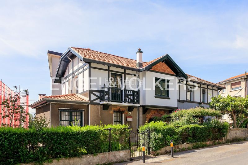 Foto 8f6fc4cb-1fcd-4525-a885-d13bd372c0f6. Casa adossada amb calefacció a Neguri Getxo