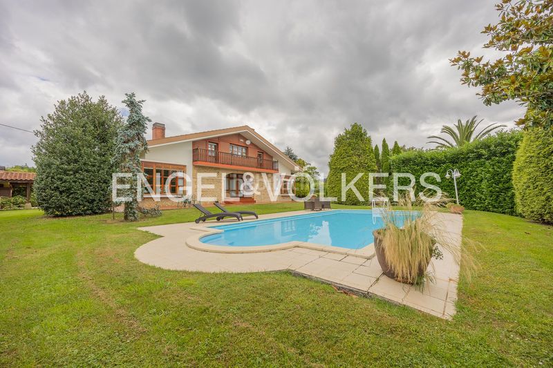 Foto 458efdac-6af0-450c-819f-e5ef8a97ea42. Casa amb calefacció aparcament piscina a Loiu