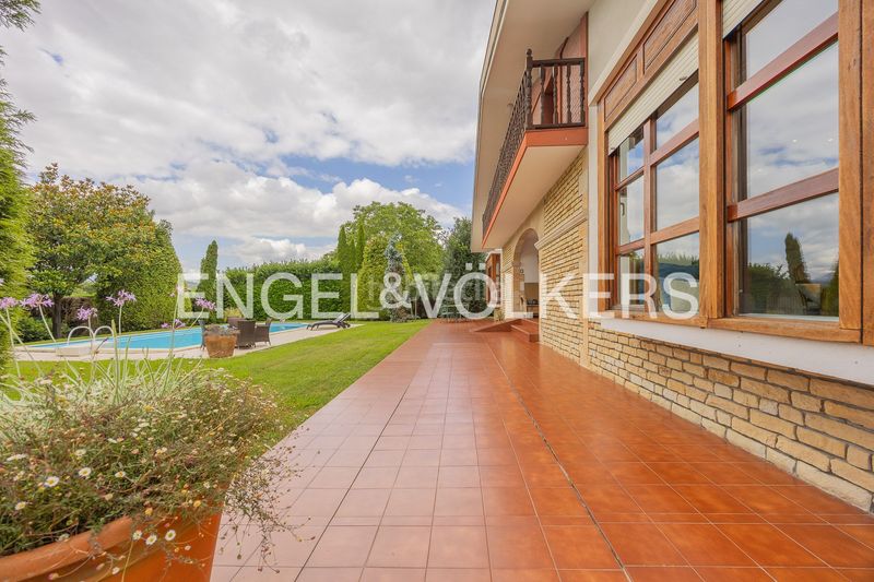 Foto bb26c99b-d9b8-4944-8623-7e61224c19a2. Casa amb calefacció aparcament piscina a Loiu