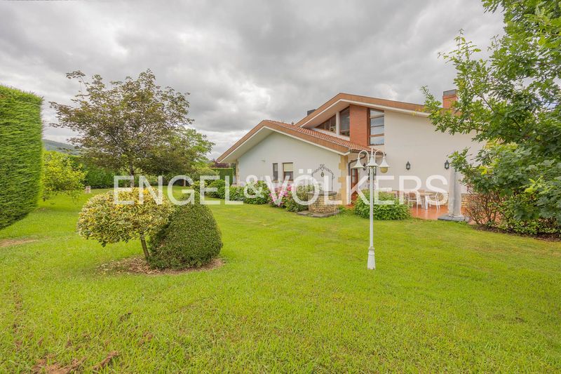 Foto ebdf85e1-6e8a-405d-a81c-41ab586fe7dd. Casa amb calefacció aparcament piscina a Loiu