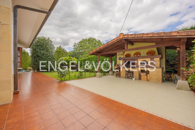 Foto f370e213-083a-4e22-a2f2-4216e647788e. Casa amb calefacció aparcament piscina a Loiu
