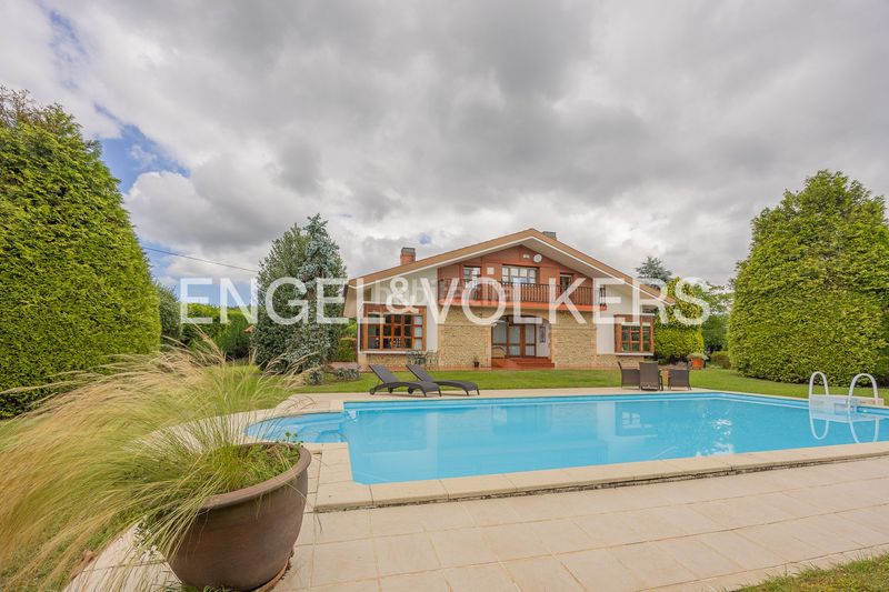 Foto fda80725-120c-44f9-83c0-573ca052640f. Casa amb calefacció aparcament piscina a Loiu