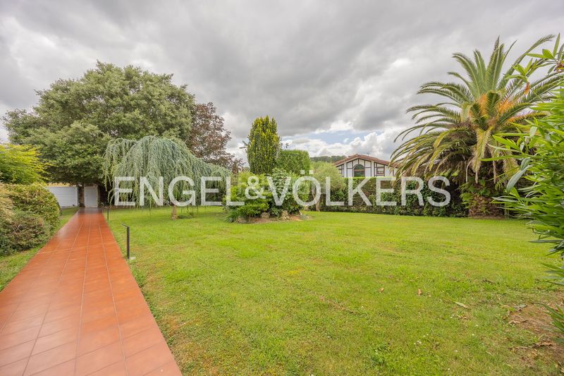 Foto ff075739-667e-4d82-87cd-937a1e3c1d01. Casa amb calefacció aparcament piscina a Loiu