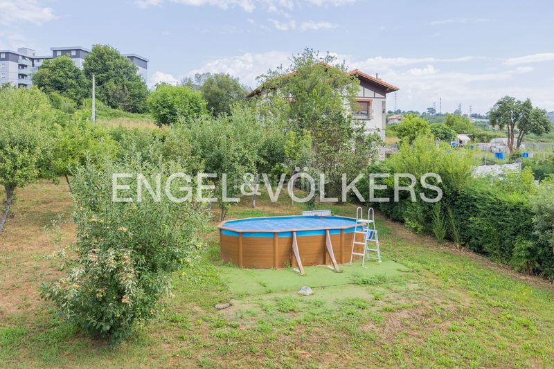 Foto 8461dfa9-8888-45b8-a89c-caddac81f5f7. Casa exclusiva finca con cuatro viviendas independientes. en Abanto y Ciérvana / Abanto Zierbena