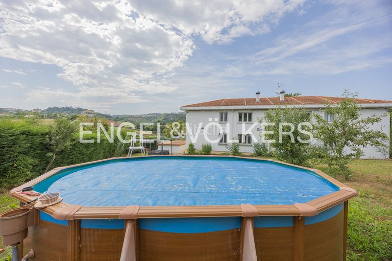 Foto 8c4618a3-c861-4a49-9e93-34b2b7ec2a80. Casa exclusiva finca con cuatro viviendas independientes. en Abanto y Ciérvana / Abanto Zierbena