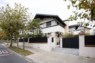 Rent Semi detached house in Neguri. Pareado en el centro de neguri con estudio independiente.