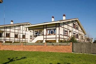 Reihenhaus in Santa María de Getxo. Chalet pareado con vistas al mar junto al molino de aixerrota