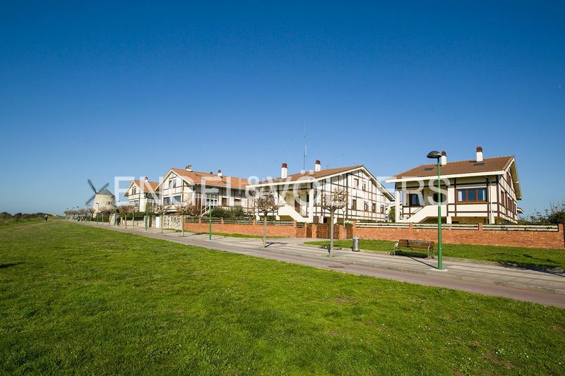 Foto a92e8622-1a4a-43b9-b6b6-3a5369496675. Casa adossada amb calefacció aparcament a santa maría de Getxo Getxo