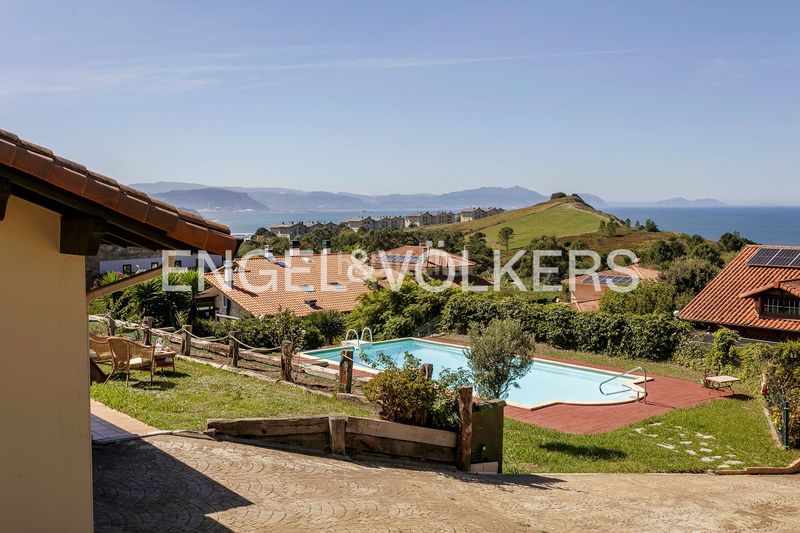Foto 1be3a837-7802-4156-bb68-53665f86b17b. Casa con riscaldamento parcheggio piscina in Barrika
