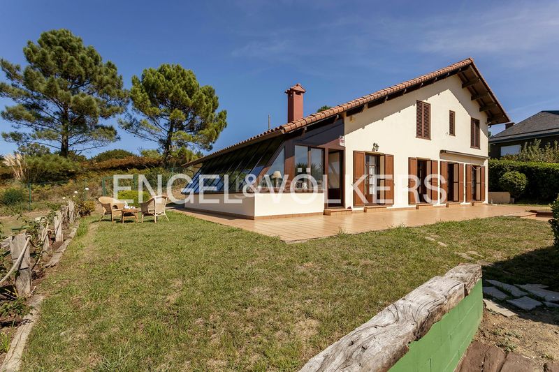 Foto bbad5779-5318-41ad-864f-93b873f17612. Casa con riscaldamento parcheggio piscina in Barrika