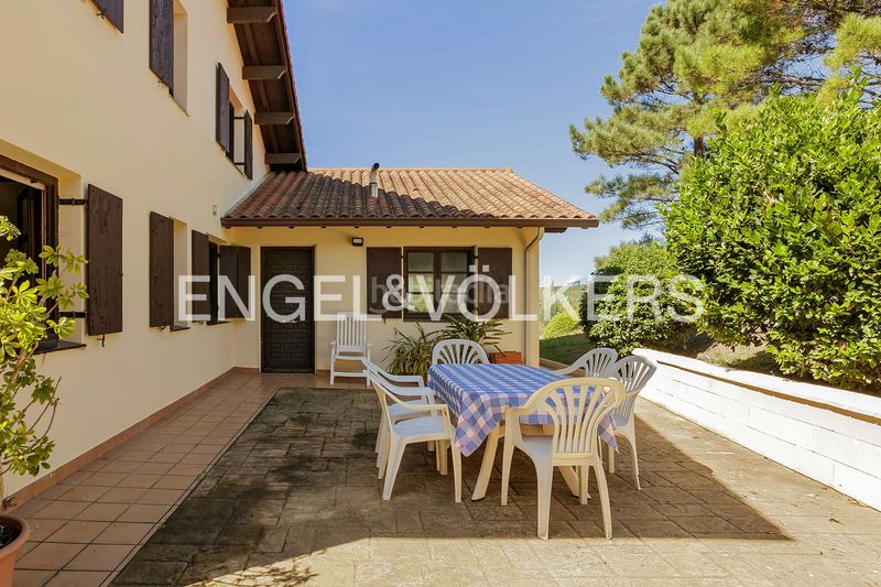 Foto f52f4cf5-934a-4311-8f24-5f4cb6da8453. Casa con riscaldamento parcheggio piscina in Barrika