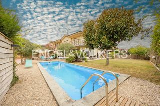 Maison jumelée à Abadiño. Encantador chalet pareado con jardin y piscina en abadiano