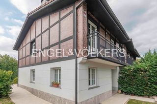 Casa a schiera in Amorebieta - Etxano. Elegante casa  con jardín privado, terraza y vistas en amorebiet
