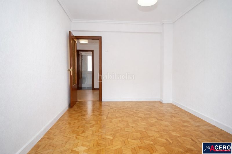 Foto b261ef2a-b466-4ae8-bdc2-3532866c2c53. Pis a Cuatro Caminos Santander