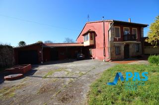 Casa  Barrio la iglesia. Novales en venta estupenda casa independiente, con amplio jardín