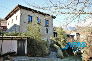 Casa  Barrio baro. Próxima a potes impresionante casona lebaniega