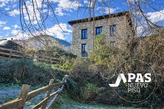 House  Barrio baro. Próxima a potes impresionante casona lebaniega